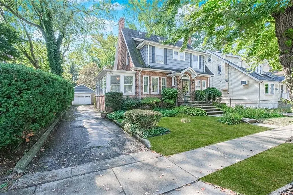 Delafield Colonial Residence